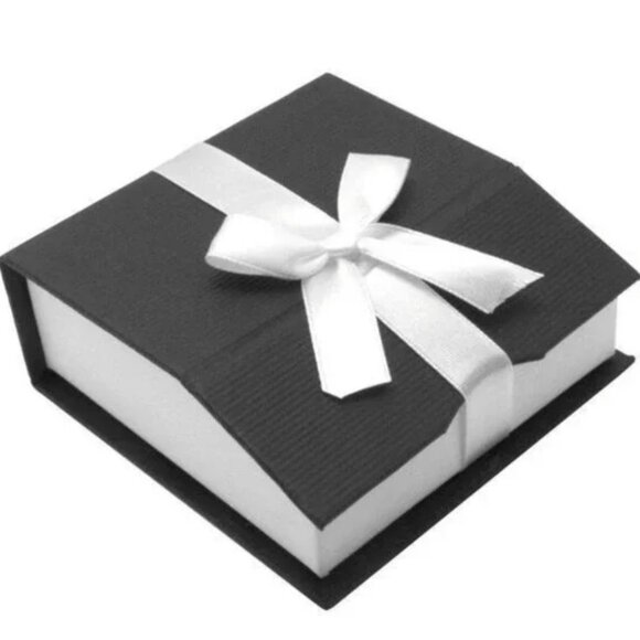 MAGNETIC HORSE SHOW NUMBER PINS "SILVER PEARL RHINESTONE" ORNAMENTS COLLECTION - Picture 2 of 2